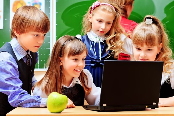Los niños españoles se inician en el uso de Internet a los 9 años y un 40% tiene perfil en redes sociales