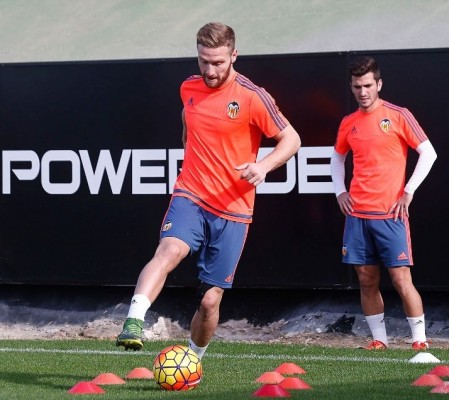 Competición desestima el recurso del Valencia y mantiene la amarilla a Mustafi