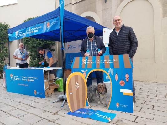 Alicante sensibiliza sobre la tenencia de mascotas y la limpieza a través de una campaña