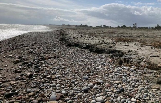 Los vecinos de las playas de Almardà, Corinto y Malvarrosa reclaman una solución para la costa