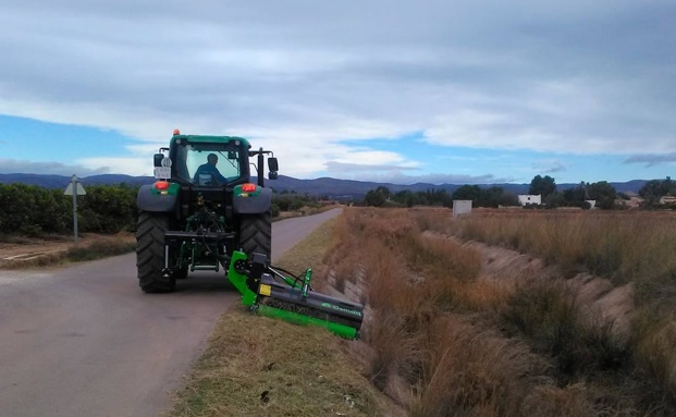 Llíria desbroza los caminos rurales para prevenir incendios y mejorar la seguridad vial del municipio