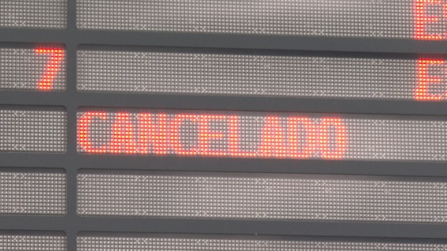 Adif prevé seguir de noche los trabajos para arreglar en València el corte de la línea