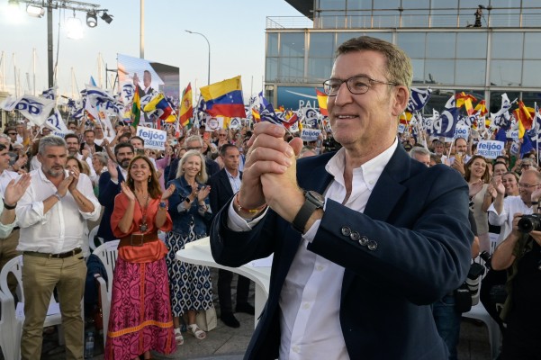 Dos encuestas dan la victoria a Feijóo con mayoría suficiente para gobernar con Vox