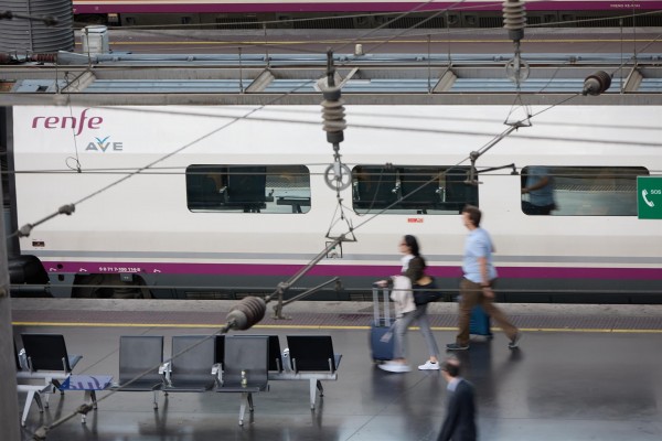 Renfe desplaza en buses y trenes vía convencional a 5.000 afectados por la suspensión de trenes