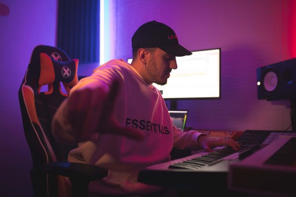 NDBT, el productor valenciano que acumula discos de platino desde la sombra