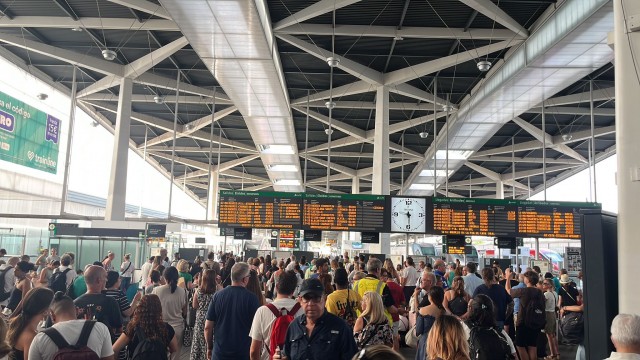 La suspensión de trenes en València rompe la calma de un 23J con récord, sustos y brillo