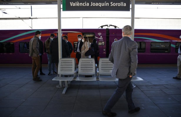 Una avería en València en la línea de AVE a Madrid afecta ya a 9.000 viajeros en pleno 23J