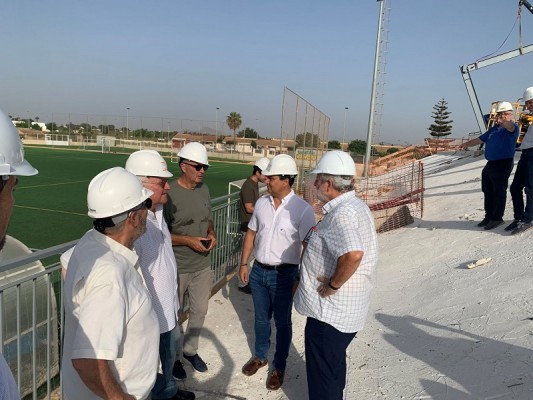 Las gradas y vestuarios del campo de fútbol de Santiago de la Ribera estarán listas en septiembre
