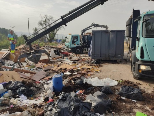 El Ayuntamiento de Murcia retira en La Azacaya más de 15 toneladas de enseres y voluminosos