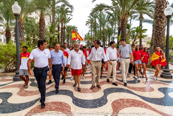 Espectacular Ceremonia de Apertura del Mundial de 420 por la ciudad de Alicante
