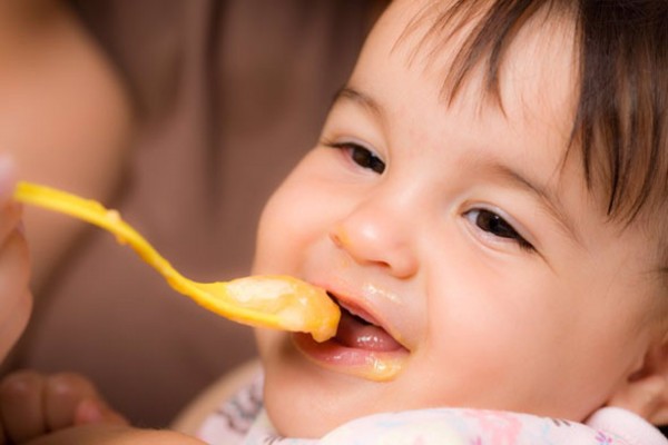 Los envases de comida para bebés liberan nanoplásticos cuando se calientan en microondas
