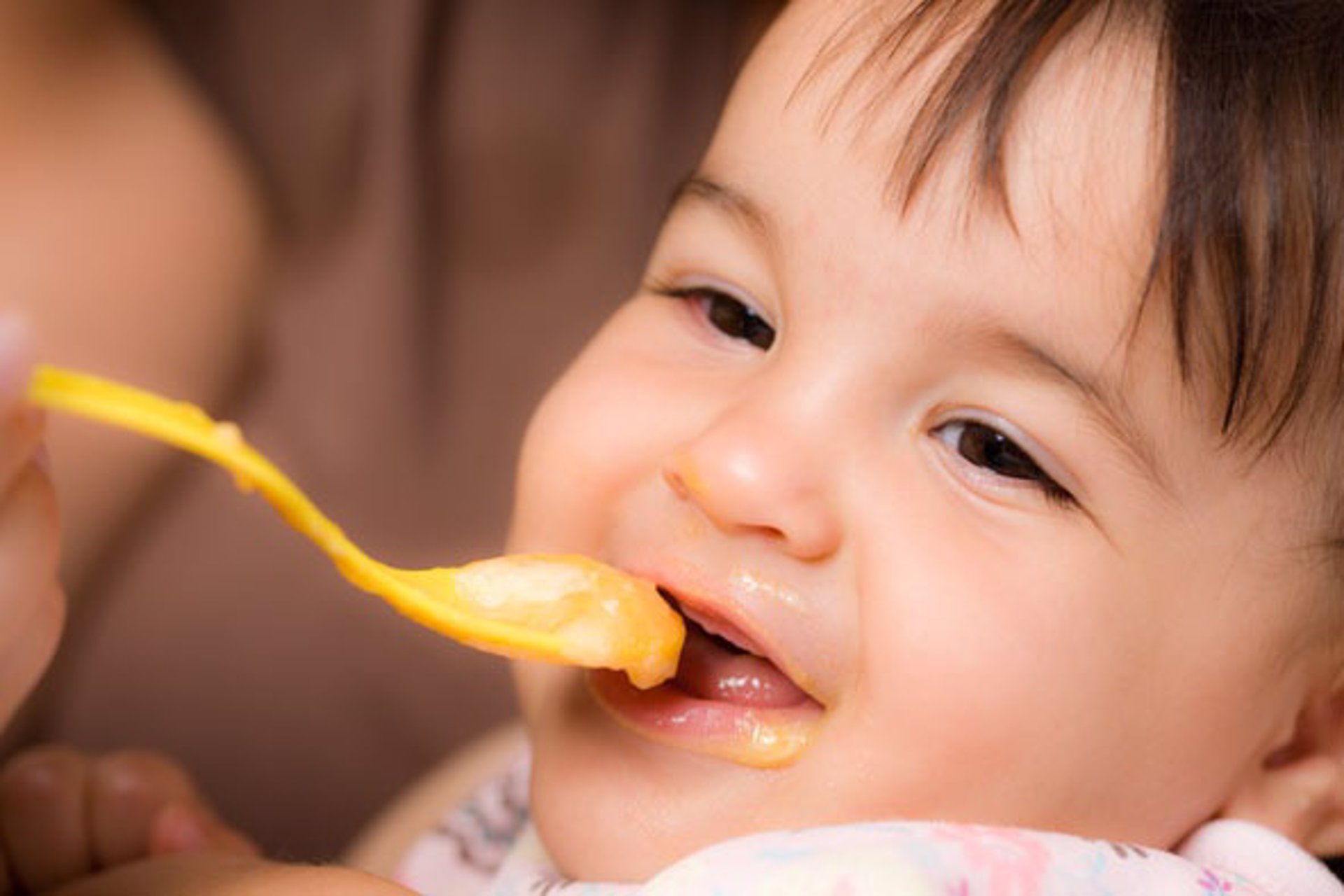 Los envases de comida para bebés liberan nanoplásticos cuando se calientan en microondas