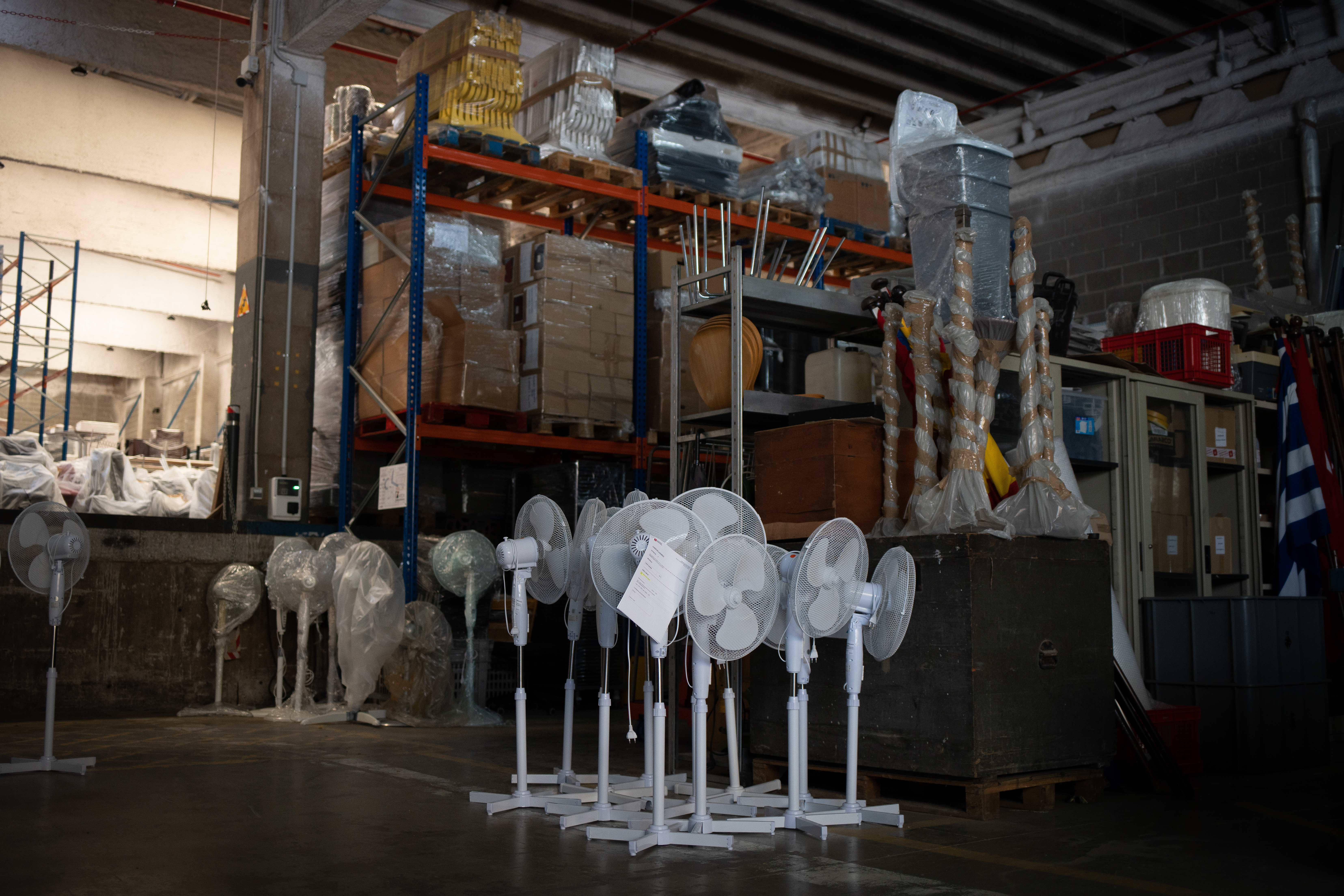 Los colegios se arman de agua y ventiladores para pasar el calor típico de un 23J atípico