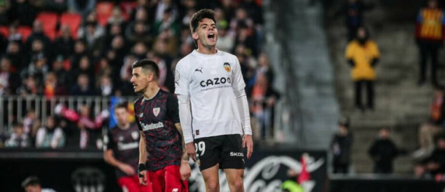 Rubén Baraja se lleva a Fran Pérez a la gira europea y su cesión al Elche se pospone 'sine die'