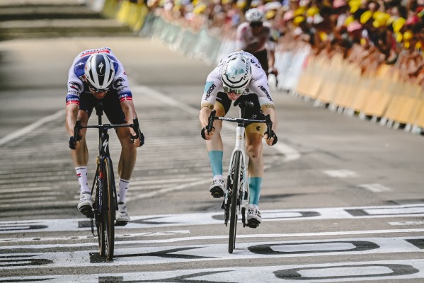 Mohoric se impone en la etapa 19 en un esprint a tres y Vingegaard sigue de amarillo
