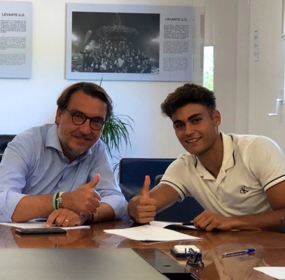 Andrés García y el Levante UD renuevan su vinculación 