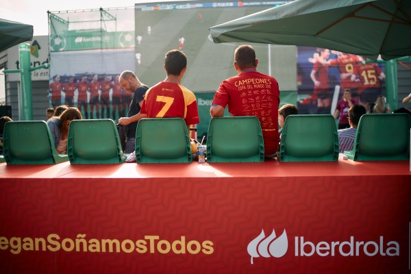 Iberdrola anima desde Valencia a la selección femenina de fútbol 