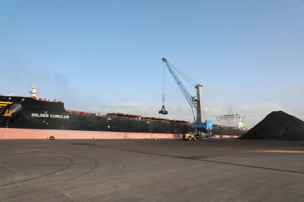 El granelero Golden Cumulus descarga 160.000 toneladas de carbón en el Puerto de Cartagena