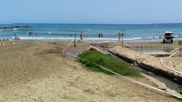 Cierran al baño la playa de Las Fuentes de Alcossebre por contaminación del agua