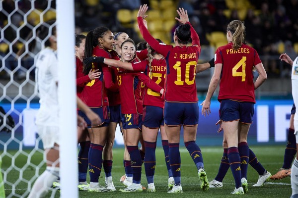 España cumple sin acelerar

