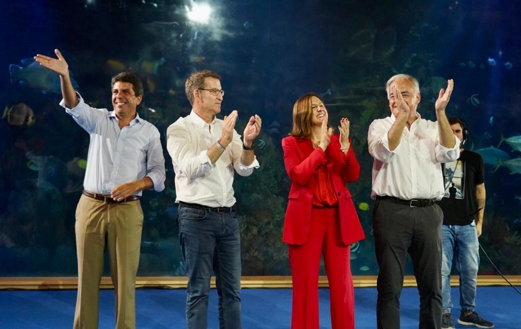 Alberto Núñez Feijóo, junto a Esteban González Pons, María José Catalá y Carlos Mazón. Foto: EDUARDO MANZANA - 