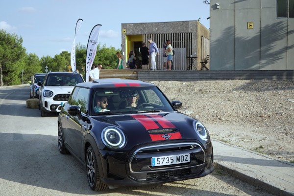 Marcos Automoción presenta el nuevo modelo 100% eléctrico en un divertido test drive