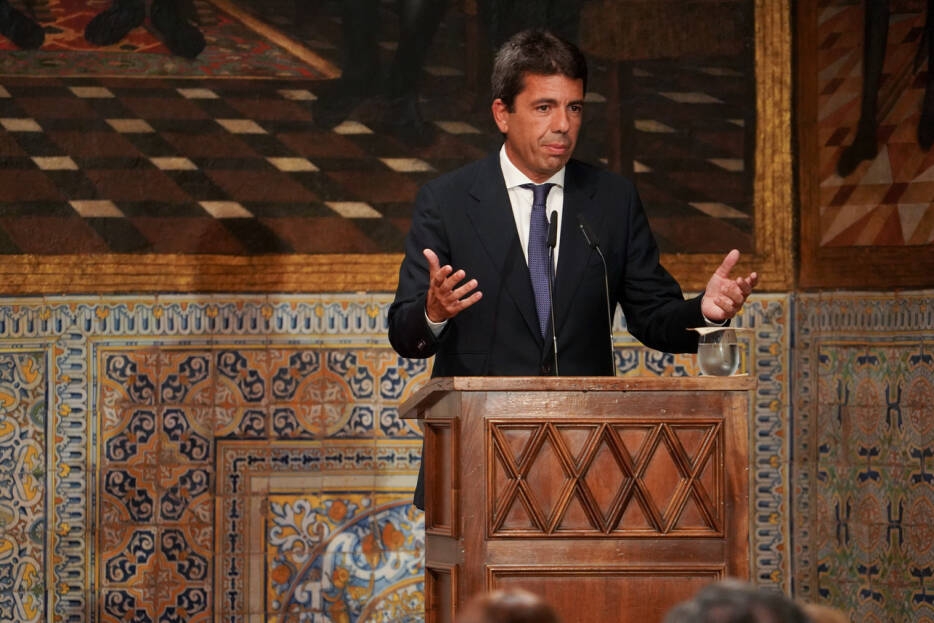 El president de la Generalitat, Carlos Mazón, en la toma de posesión de los nuevos consellers. Foto: EDUARDO MANZANA - 