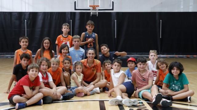 Alba Torrens visita la Escuela de Verano de L’Alqueria del Basket
