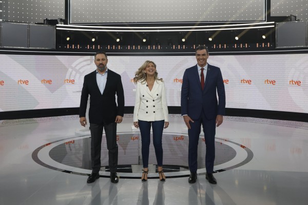 La izquierda toma oxígeno ante la soledad de Abascal