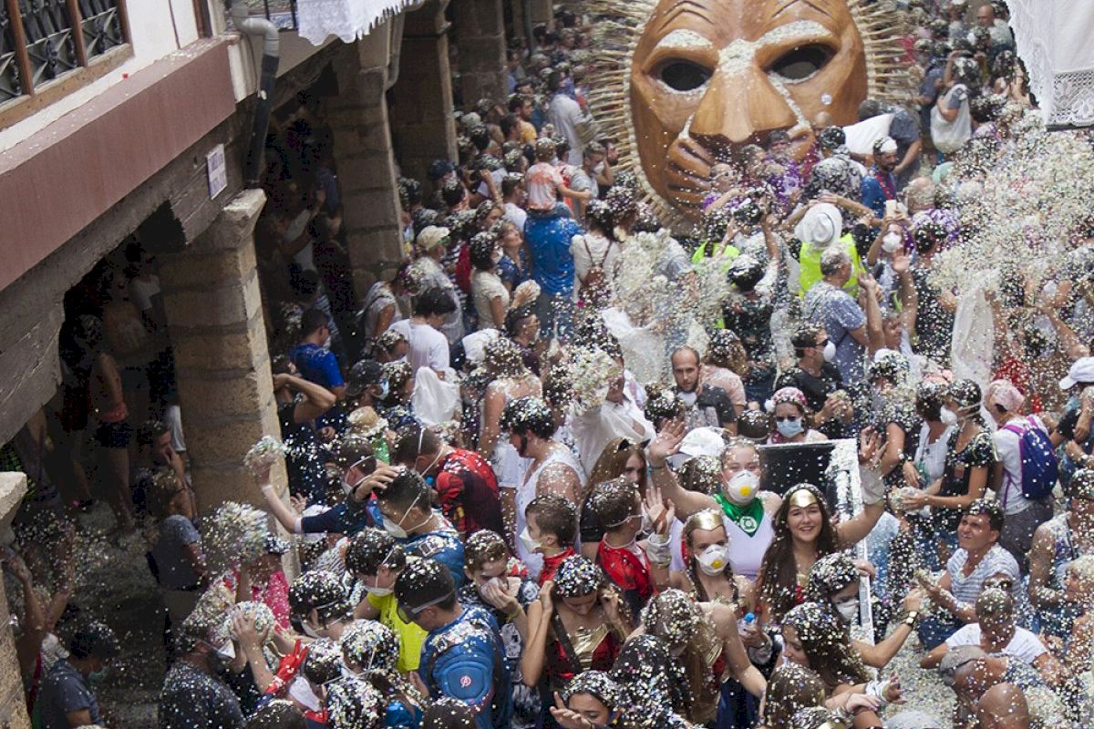 Morella torna a cobrir-se de confeti: ultima els preparatius per a la desfilada de l'Anunci