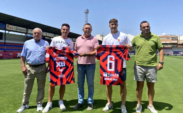 El Yeclano refuerza su defensa con el lateral derecho Olmedo y el central Ayala 