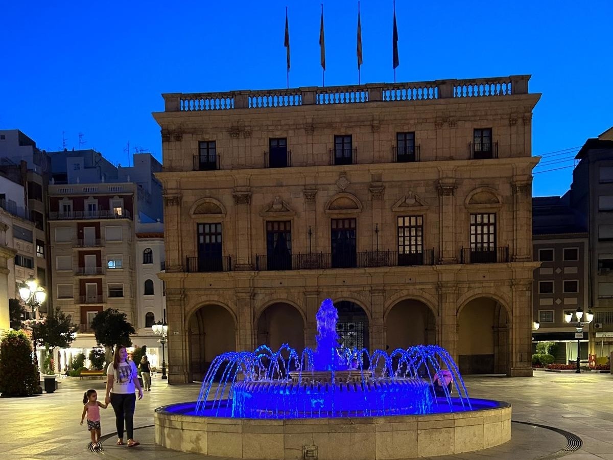  La fuente de la plaza Mayor de Castelló se ilumina de azul contra los crímenes de odio