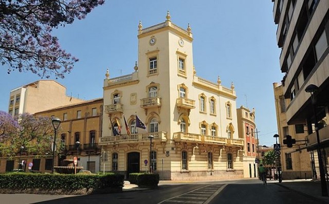 La Junta Electoral pide al PP de la Vall d'Uixó la retirada de lonas en calles principales
