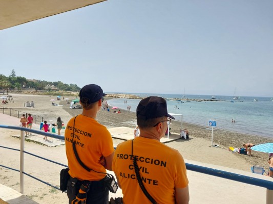 Alicante refuerza la vigilancia y seguridad en las playas con personal voluntario de Protección Civil