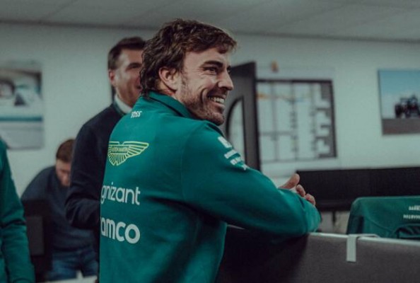 Russell domina un primer libre intrascendente; Alonso, quinto; Sainz y Pérez accidentados


