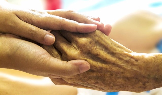 La subida de las ayudas para cuidados de personas dependientes en el entorno familiar, en vigor desde mañana