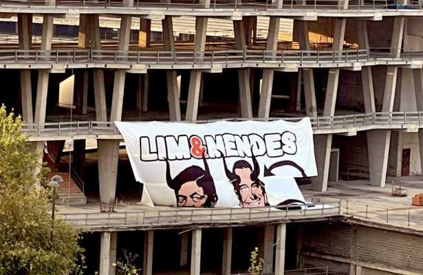 El Nou Mestalla amanece con una pancarta contra Peter Lim y Jorge Mendes