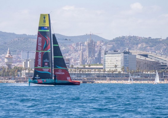 Emirates Team New Zealand, equipo campeón y defensor de la Copa América, ya navega en Barcelona
