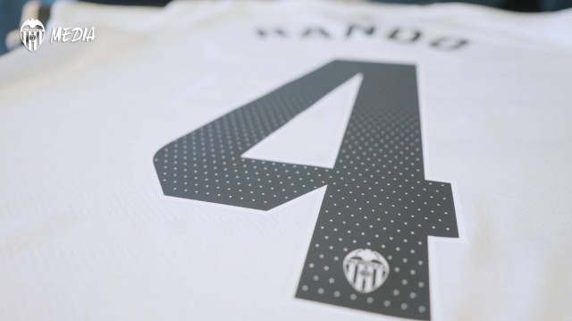 El Valencia CF apuesta por una nueva serigrafía para sus equipaciones