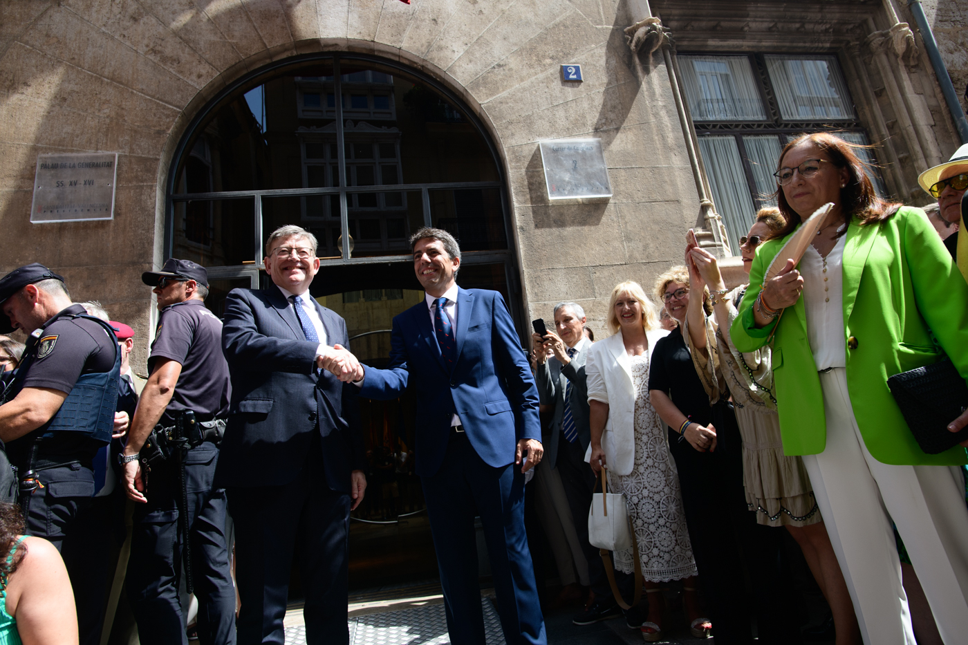 Carlos Mazón y Ximo Puig se estrechan la mano frente al Palau. Foto: KIKE TABERNER - 