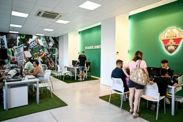 El Elche alcanza los 10.000 abonados para la próxima temporada en dos semanas
