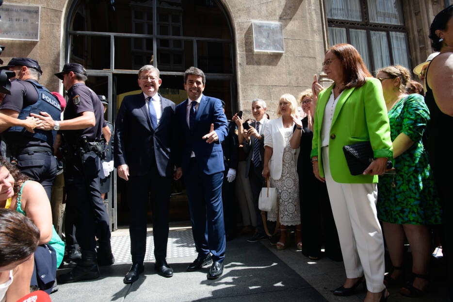 Puig y Mazón, se saludan este lunes en la puerta del Palau de la Generalitat. Foto: KIKE TABERNER - 