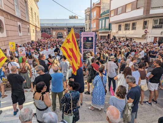 Cientos de personas protestan en Burriana por la retirada por Vox de revistas en catalán