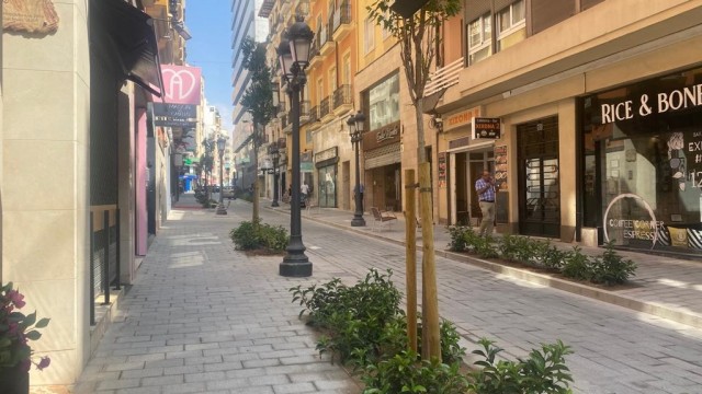 Alicante amplía el corredor peatonal del Centro con la apertura del tramo superior de la calle Castaños