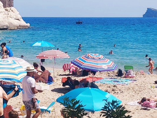 Vuelven los 'mojiteros' a las playas de Benidorm