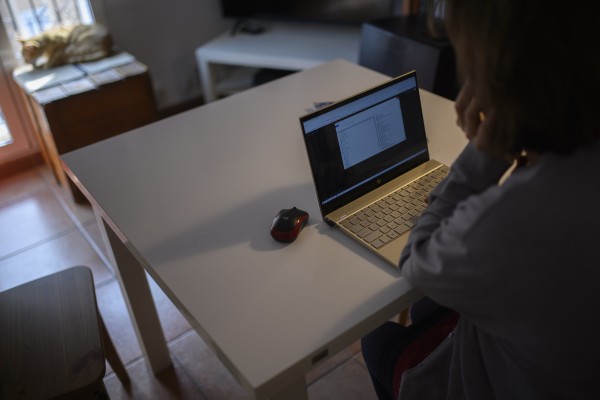 El teletrabajo se mantiene en la Comunitat en 2022, aunque ahora se realiza de forma más ocasional 