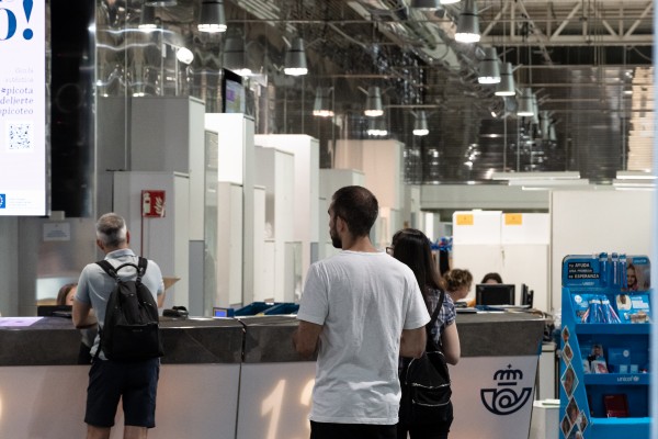 Cientos de oficinas de Correos abren este domingo para facilitar el voto por correo