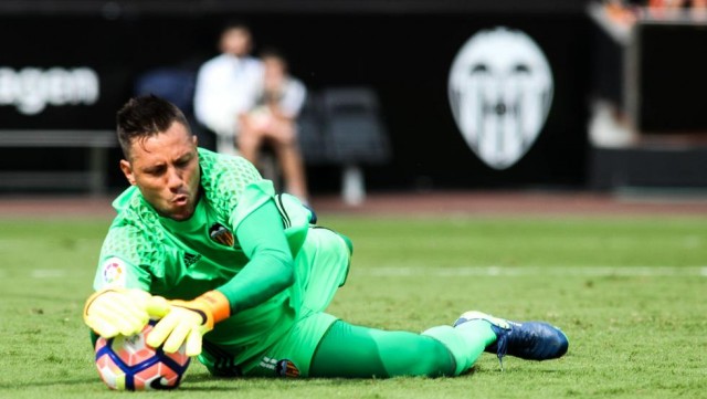 Diego Alves mira de reojo a la selección brasileña