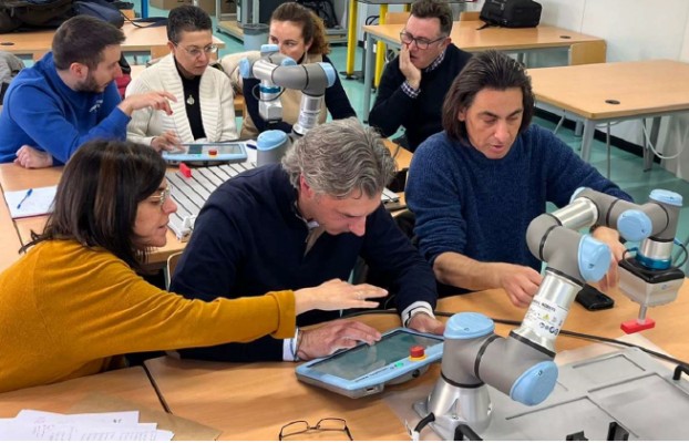 Un proyecto lleva a la FP de varios centros de Alicante los cobots de Universal Robots