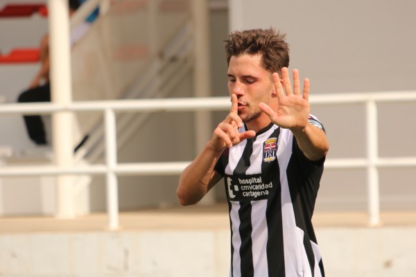 El FC La Unión Atlético ficha al medio Luis Castillo y renueva al defensa Adrián Aguirre 